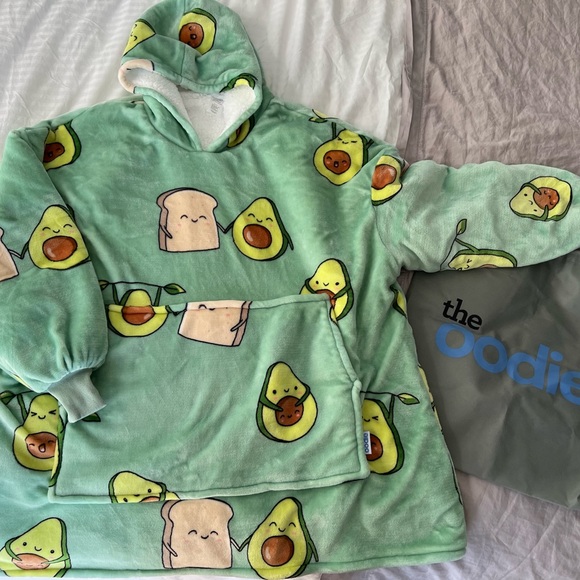 The Oodie. NEW. One size. Comes with carrying pouch - Picture 1 of 4